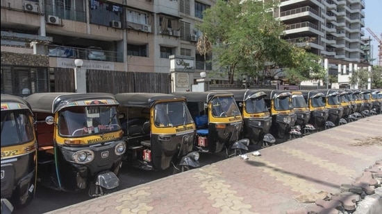 Many autorickshaw drivers said they were not aware of display of tariff cards and continued to charge the earlier tariff. (HT FILE) Many autorickshaw drivers said they were not aware of display of tariff cards and continued to charge the earlier tariff. (HT FILE)