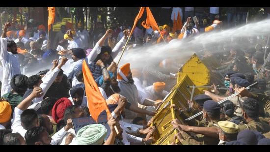 Police using water cannons against Shiromani Akali Dal workers during a protest march in Chandigarh on Monday. (Keshav Singh/HT) Police using water cannons against Shiromani Akali Dal workers during a protest march in Chandigarh on Monday. (Keshav Singh/HT)