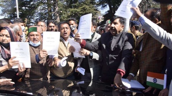 Speaker Vipin Parmar had submitted a formal complaint to DGP Sanjay Kundu for registering the FIR. In picture - Himachal Pradesh Congress MLAs holding up copies of the governor Bandaru Dattatreya’s address.(HT Photo ) Speaker Vipin Parmar had submitted a formal complaint to DGP Sanjay Kundu for registering the FIR. In picture - Himachal Pradesh Congress MLAs holding up copies of the governor Bandaru Dattatreya’s address.(HT Photo )