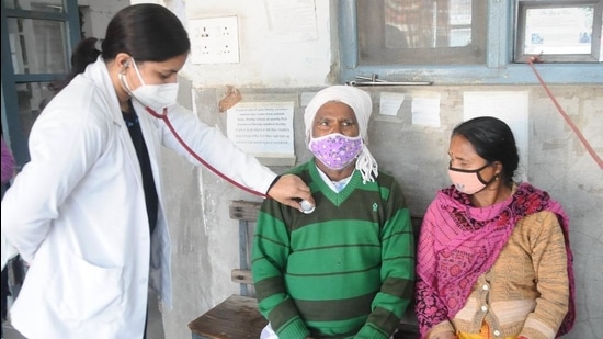 A doctor checking a patient with chest congestion in Patiala. (HT PHOTO) A doctor checking a patient with chest congestion in Patiala. (HT PHOTO)