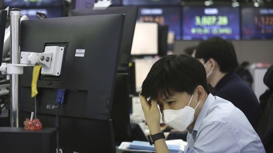 A currency trader watches monitors at the foreign exchange dealing room of the KEB Hana Bank headquarters in Seoul, South Korea. (AP Photo) A currency trader watches monitors at the foreign exchange dealing room of the KEB Hana Bank headquarters in Seoul, South Korea. (AP Photo)