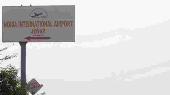 A signboard points towards the Noida International Jewar Airport.(Sunil Ghosh/HT Photo) A signboard points towards the Noida International Jewar Airport.(Sunil Ghosh/HT Photo)