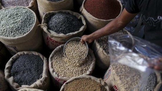 Higher international prices of food commodities are spurring India’s food exports, but they will make India’s food imports costlier.(Bloomberg file photo. Representative image) Higher international prices of food commodities are spurring India’s food exports, but they will make India’s food imports costlier.(Bloomberg file photo. Representative image)