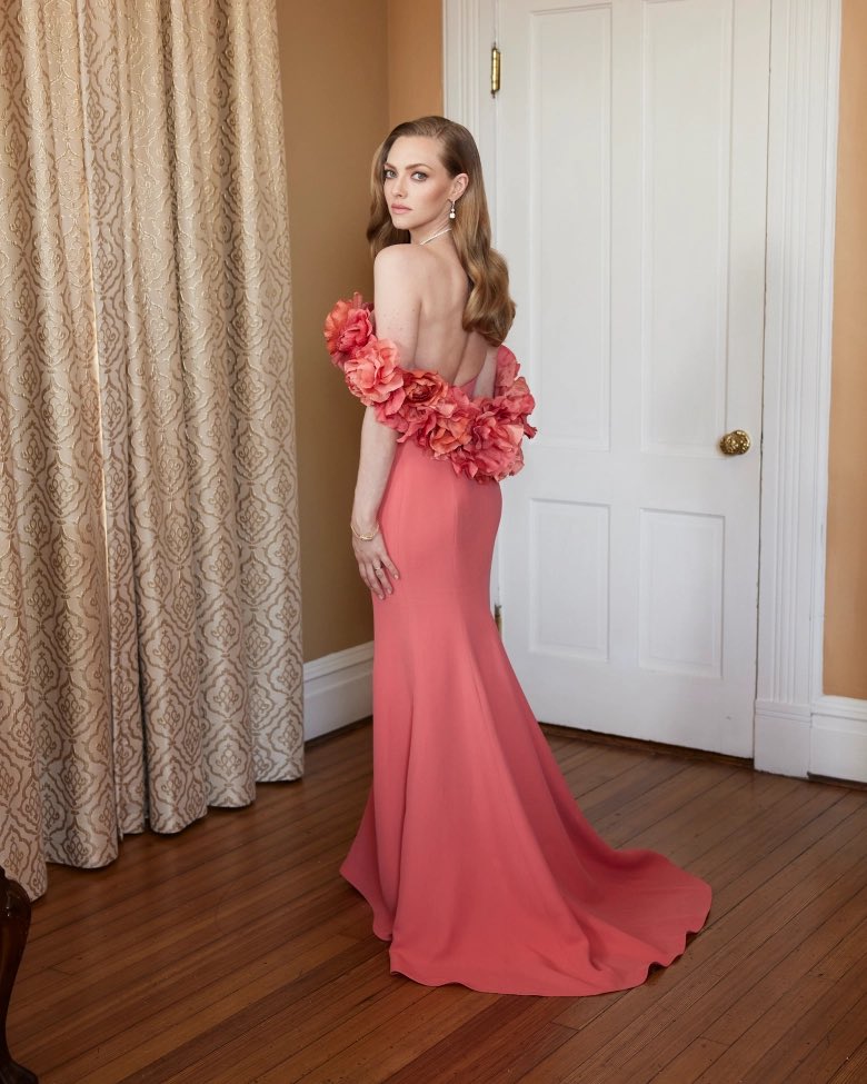 Amanda Seyfried in her coral dress. Amanda Seyfried in her coral dress.