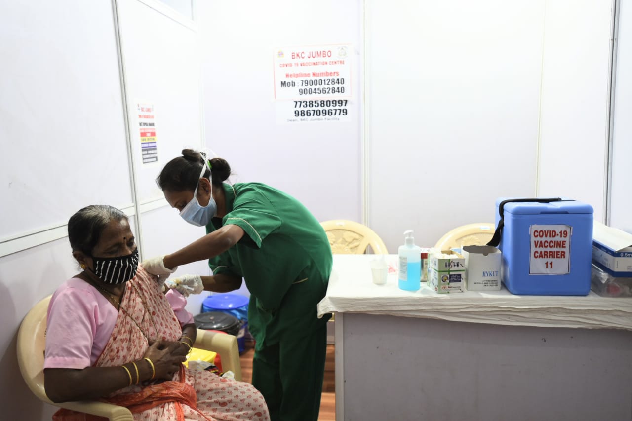 A senior citizen getting her Covid-19 shots at Jumbo hospital, BKC Satish Bate/HT(Photos by Satish Bate) A senior citizen getting her Covid-19 shots at Jumbo hospital, BKC Satish Bate/HT(Photos by Satish Bate)