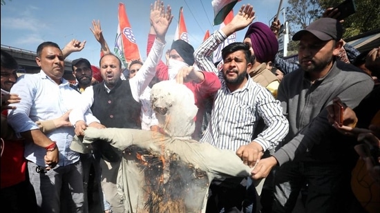 Congress activists burn an effigy of senior party leader Ghulam Nabi Azad in Jammu on Tuesday. (PTI)