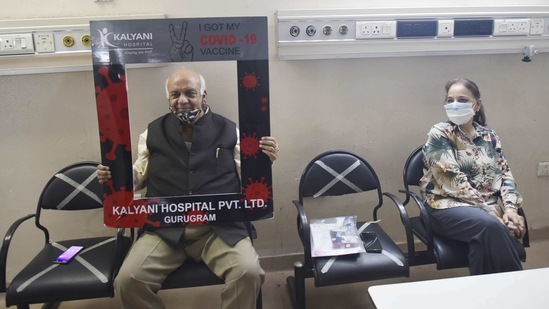 Senior citizens in an observation area after receiving their first dose of a Covid-19 vaccine in Gurugram, India on March 1. India on March 1, opened up Covid-19 vaccination to those over the age of 60 and people aged 45 years or more with specified comorbidities.(Vipin Kumar / HT Photo)