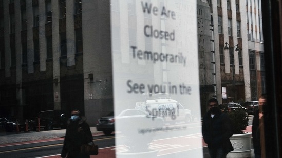 A sign alerts people to a closed business in Manhattan on March 1, in New York. The city is still suffering from a lack of tourists and workers who have not returned in large numbers since the pandemic outbreak.(AFP Photo) A sign alerts people to a closed business in Manhattan on March 1, in New York. The city is still suffering from a lack of tourists and workers who have not returned in large numbers since the pandemic outbreak.(AFP Photo)