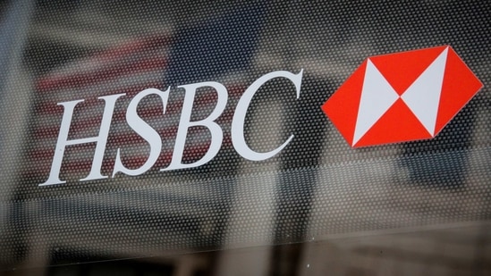 FILE PHOTO: FILE PHOTO: HSBC logo is seen on a branch bank in the financial district in New York, U.S., August 7, 2019. REUTERS/Brendan McDermid/File Photo(REUTERS)