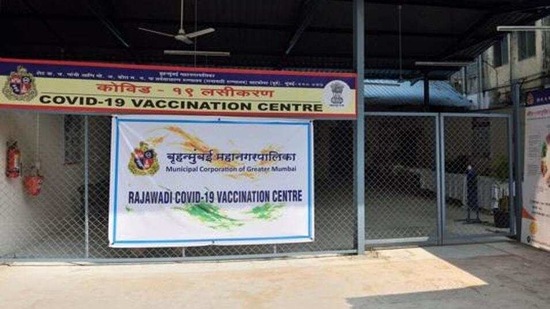 Vardhan on Monday had also pointed out that in the next few days the "walk-in system" for Covid-19 vaccination will be further streamlined in states to ensure smooth functioning. Those who have successfully taken the first dose after registration will get their next appointment automatically scheduled on the 29th day.(HT file photo)