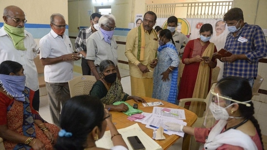 People wait to register their names for Covid-19 vaccine at a government hospital in Siddipet, Telangana on March 1. The second phase of the vaccination drive was opened up beyond health care and frontline workers, leading to a rush of registrations and crowds of hopeful recipients at hospitals across the country, HT reported.(Noah Seelam / AFP )