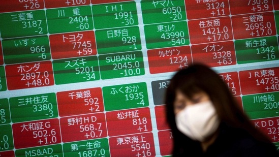 Capital spending fell 4.8% in October-December compared with the same period a year earlier, Ministry of Finance (MOF) data showed on Tuesday, posting a third straight quarter of declines following a 10.6% drop in July-September.(AFP) Capital spending fell 4.8% in October-December compared with the same period a year earlier, Ministry of Finance (MOF) data showed on Tuesday, posting a third straight quarter of declines following a 10.6% drop in July-September.(AFP)