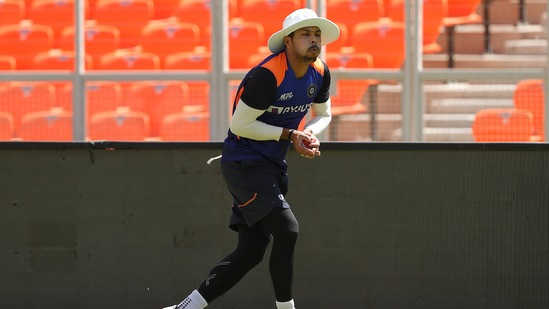 Indian pacer Umesh Yadav catching the ball during Team India's fielding drill ahead of fourth and the final Test against England in Ahmedabad (BCCI / Twitter)