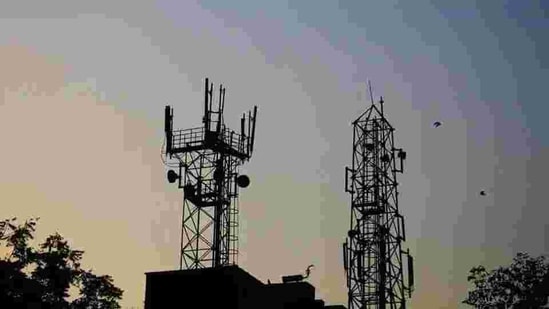 Reliance Jio bought <span class='webrupee'>₹</span>57,122.65 crore worth of spectrum while Vodafone Idea Ltd picked <span class='webrupee'>₹</span>1,993.40 crore worth of airwaves.(Priyanka Parashar/ HT File Photo) Reliance Jio bought <span class='webrupee'>₹</span>57,122.65 crore worth of spectrum while Vodafone Idea Ltd picked <span class='webrupee'>₹</span>1,993.40 crore worth of airwaves.(Priyanka Parashar/ HT File Photo)