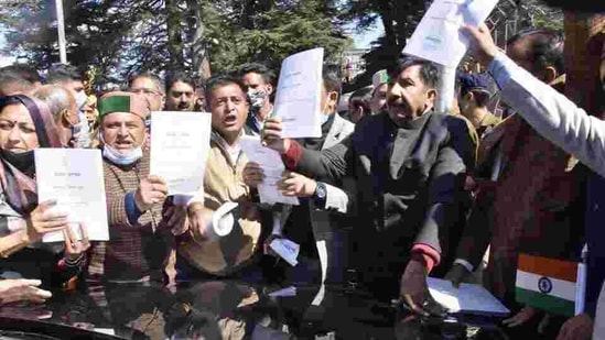 Speaker Vipin Parmar had submitted a formal complaint to DGP Sanjay Kundu for registering the FIR. In picture - Himachal Pradesh Congress MLAs holding up copies of the governor Bandaru Dattatreya’s address.(HT Photo ) Speaker Vipin Parmar had submitted a formal complaint to DGP Sanjay Kundu for registering the FIR. In picture - Himachal Pradesh Congress MLAs holding up copies of the governor Bandaru Dattatreya’s address.(HT Photo )