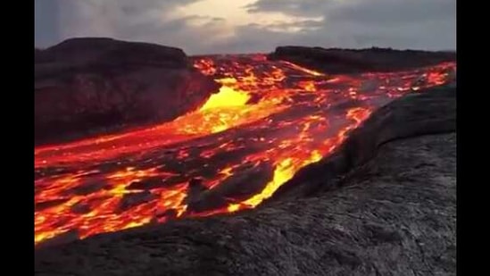 The image shows the river of lava.(Reddit/oddly satisfying) The image shows the river of lava.(Reddit/oddly satisfying)