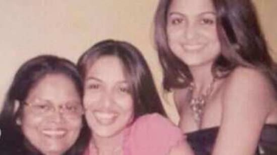 Malaika shares throwback pic with mom and sister.(Instagram)