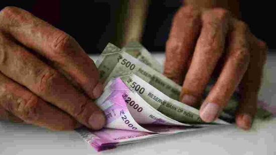 Rupee Surges 24 Paise To 73 31 Against Us Dollar In Early Trade Hindustan Times
