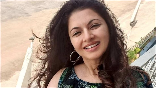 Bhagyashree sticks to this homemade age-old haircare remedy to reduce hairfall(Instagram/bhagyashree.online)