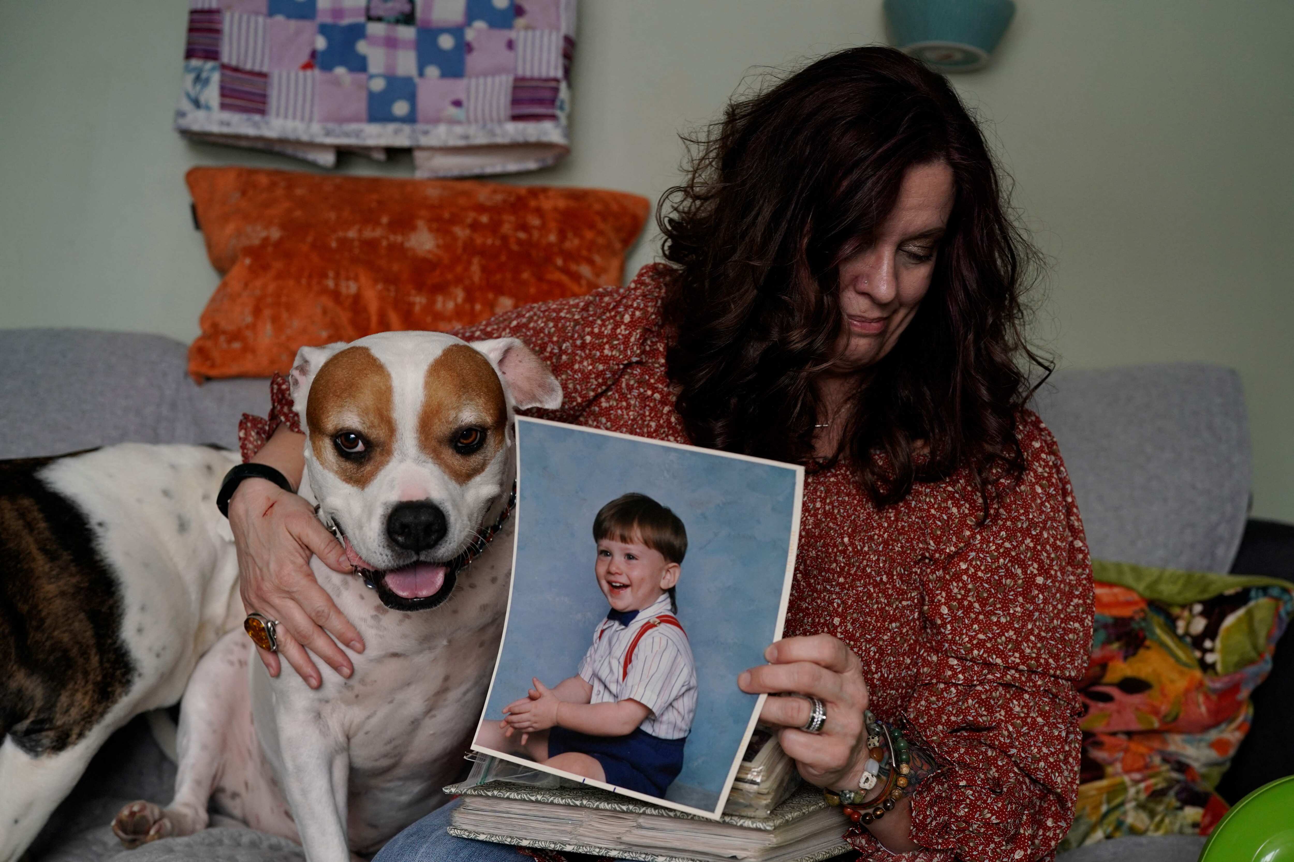 Beverly Veres, mãe de Douglas (24) e Charles (29), mostra uma foto em sua casa em Clearfield, Pensilvânia, em 23 de fevereiro de 2021. (AFP)