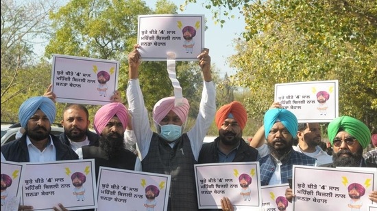 Leader of opposition Harpal Cheema along with other MLAs of AAP march towards Punjab Vidhan Sabha on the third day of the Budget session in Chandigarh on Wednesday. (Ravi Kumar/HT) Leader of opposition Harpal Cheema along with other MLAs of AAP march towards Punjab Vidhan Sabha on the third day of the Budget session in Chandigarh on Wednesday. (Ravi Kumar/HT)