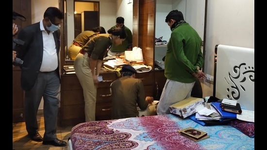 Police conducting searches at the house of journalist Sanjeev Mahajan in Sector 37, Chandigarh, on Wednesday. (HT Photo) Police conducting searches at the house of journalist Sanjeev Mahajan in Sector 37, Chandigarh, on Wednesday. (HT Photo)