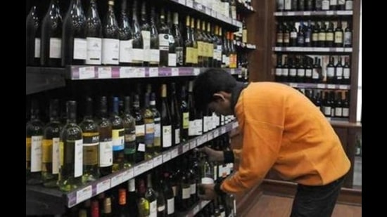 The hike in duty, market experts say, will inflate the prices of popular liquor brands by 10% to 12%. (HT File Photo) The hike in duty, market experts say, will inflate the prices of popular liquor brands by 10% to 12%. (HT File Photo)