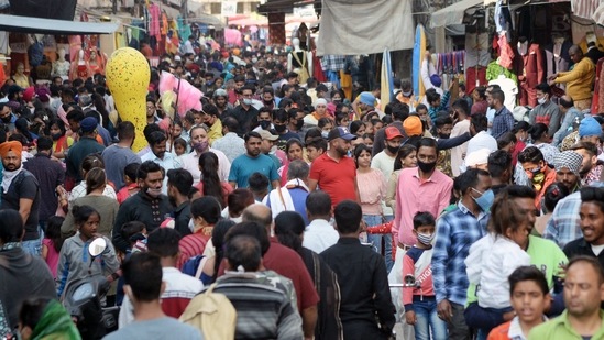 Heavy crowding at a market in Jalandhar on February 28. According to the the Union health ministry, Maharashtra, Kerala, Punjab, Tamil Nadu, Gujarat are contributing maximum to the number of daily cases at the moment.(ANI )