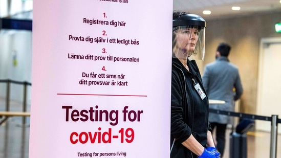 Asa Wernsten works at the sampling station for the coronavirus (Covid-19) test at Stockholm's Arlanda Airport, for travellers who arrive with international flights on February 22, 2021. - Sweden in January adopted a pandemic law giving the government new powers to curb the spread of the virus. The country has never imposed the type of lockdown seen elsewhere in Europe, controversially relying on mostly non-coercive measures. It has however gradually tightened measures since November. (Photo by Claudio BRESCIANI / TT News Agency / AFP) / Sweden OUT(AFP)