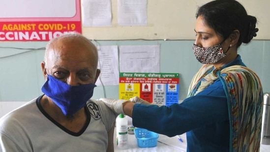 Till 7 am on March 3, more than 1.56 crore doses have been administered throughout the country through 3,12,188 sessions. Photo by Keshav Singh/Hindustan Times.(Keshav Singh/Hindustan Times.)