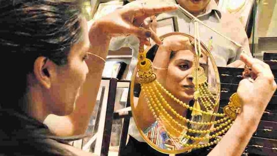 In the previous session, gold futures closed at <span class='webrupee'>₹</span>45,548 per 10 gram with silver closing at <span class='webrupee'>₹</span>67,339 per kg.(Virendra Singh Gosain/ HT Photo)