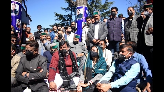 Former chief minister Virbhadra Singh joins protesting legislators outside the Vidhan Sabha in Shimla on Thursday. (Deepak Sansta/HT)