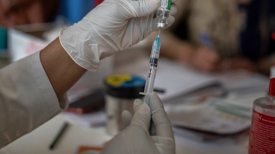 Till Wednesday night, India vaccinated a total of 949,147 people, or 712 per million in Phase 2, which covers the most vulnerable sections of the general public.(AP)