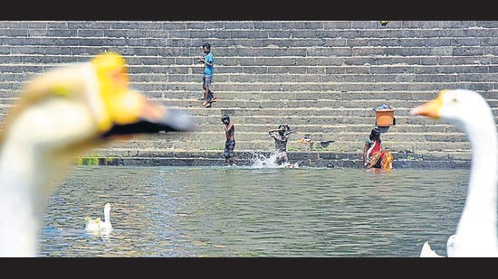 Kids cooling off at Banganga tank. (Anshuman Poyrekar/HT Photo) Kids cooling off at Banganga tank. (Anshuman Poyrekar/HT Photo)