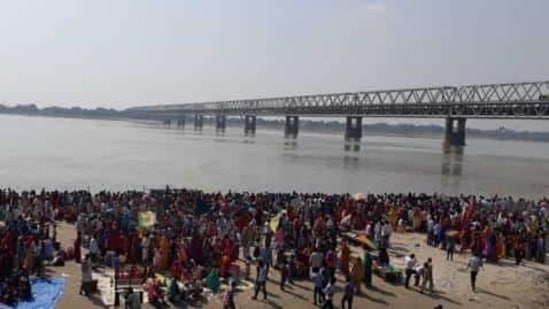 Hundreds of people gathered at Simaria Ghat, 19 km from Begusarai for a holy dip during Kartik Purnima celebrations.(HT Photo/File )