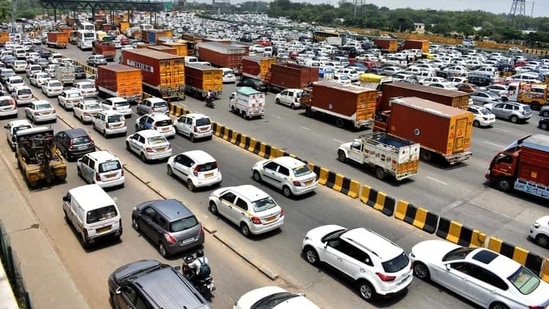The latest notification follows a three-week-old draft order that let citizens link their drivers license and vehicle registration certificate with their Aadhar number.(Yogesh Kumar/Hindustan Times) The latest notification follows a three-week-old draft order that let citizens link their drivers license and vehicle registration certificate with their Aadhar number.(Yogesh Kumar/Hindustan Times)