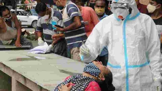 Health worker in PPE kit collects swab sample for Covid-19 RT-PCR test (HT photo/Representative photo)