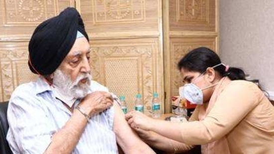 Former chief election commissioner MS Gill took the first shot of the Covid-19 vaccine. (PIB photo)