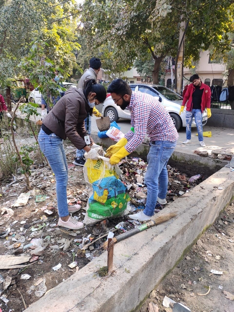 Youngsters, in groups of 15-20, pick a spot in the Capital every weekend and clean it up. Youngsters, in groups of 15-20, pick a spot in the Capital every weekend and clean it up.