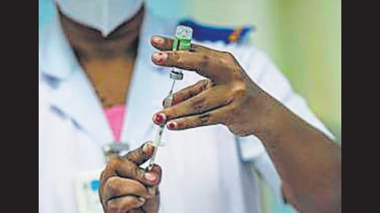 A Covid-19 vaccine shot being prepared, at Rajawadi Hospital. (Pratik Chorge/HT Photo)