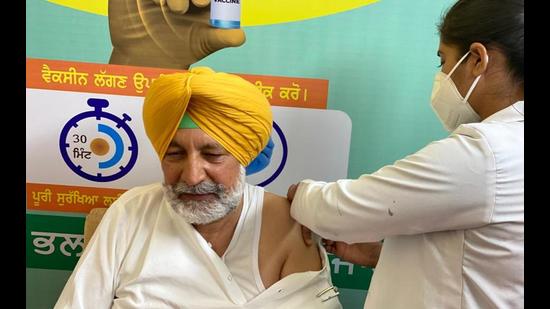Punjab health and family welfare minister Balbir Singh Sidhu receiving the jab at the civil hospital in Mohali on Friday. (HT PHOTO)