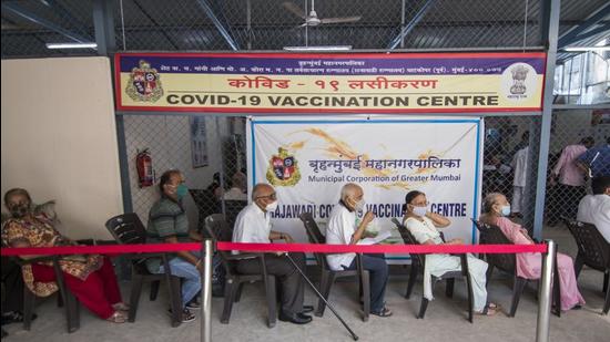 Senior citizens queue up to get vaccinated at Rajawadi Hospital in Mumbai on Friday. (Pratik Chorge/HT Photo)