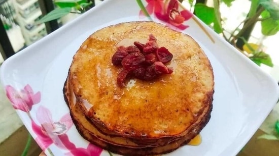 Oats and cranberries pancakes recipe(Instagram/dine.with.rakhi)