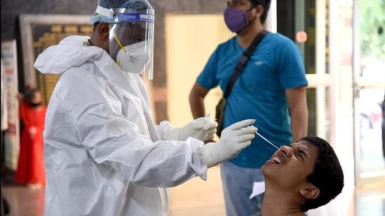 A health worker collects swab sample of a resident. (HT FILE) A health worker collects swab sample of a resident. (HT FILE)