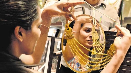 A woman looks at a gold necklace in a shop in Noida in this file photo.(Virendra Singh Gosain/ HT Photo) A woman looks at a gold necklace in a shop in Noida in this file photo.(Virendra Singh Gosain/ HT Photo)