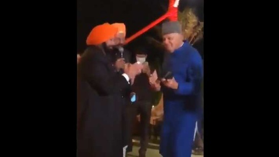 The image shows Farooq Abdullah dancing with Captain Amarinder Singh.(Twitter/@NasirKhuehami) The image shows Farooq Abdullah dancing with Captain Amarinder Singh.(Twitter/@NasirKhuehami)