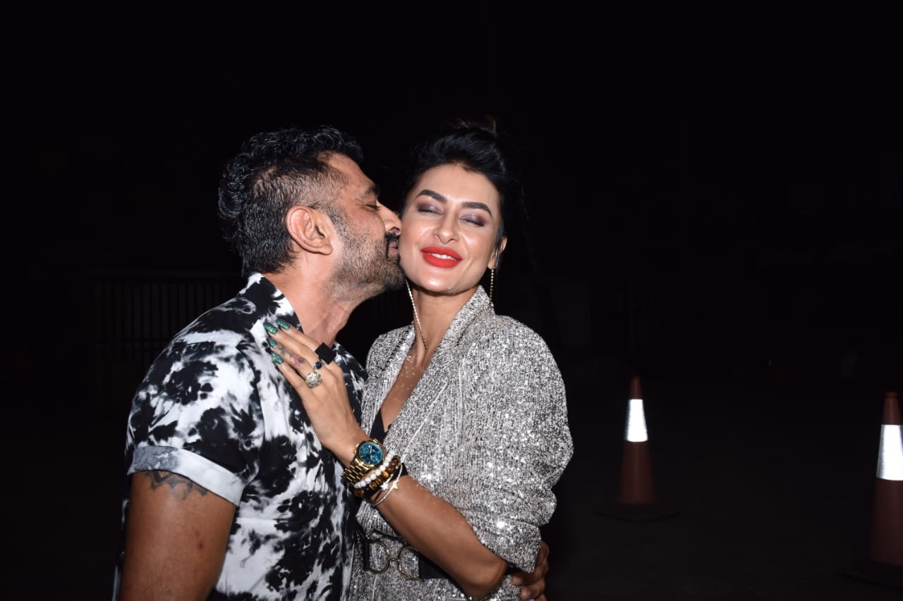 Eijaz Khan kisses Pavitra Punia at the bash. (Varinder Chawla) Eijaz Khan kisses Pavitra Punia at the bash. (Varinder Chawla)