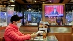 Uma tela de TV mostrando notícias sobre a sessão de abertura do Congresso Nacional do Povo (NPC), é vista em Hong Kong, China, 5 de março de 2021. REUTERS / Tyrone Siu (REUTERS)