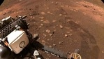 Marcas de rodagem são deixadas no solo da cratera de Jezero em Marte, enquanto o Mars rover Perseverance da NASA dirige na superfície marciana. (NASA / JPL-Caltech / Folheto)