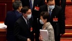 A Chefe do Executivo de Hong Kong, Carrie Lam, à direita, fala com outros delegados após a sessão de abertura do Congresso Nacional do Povo da China (NPC). (AP)